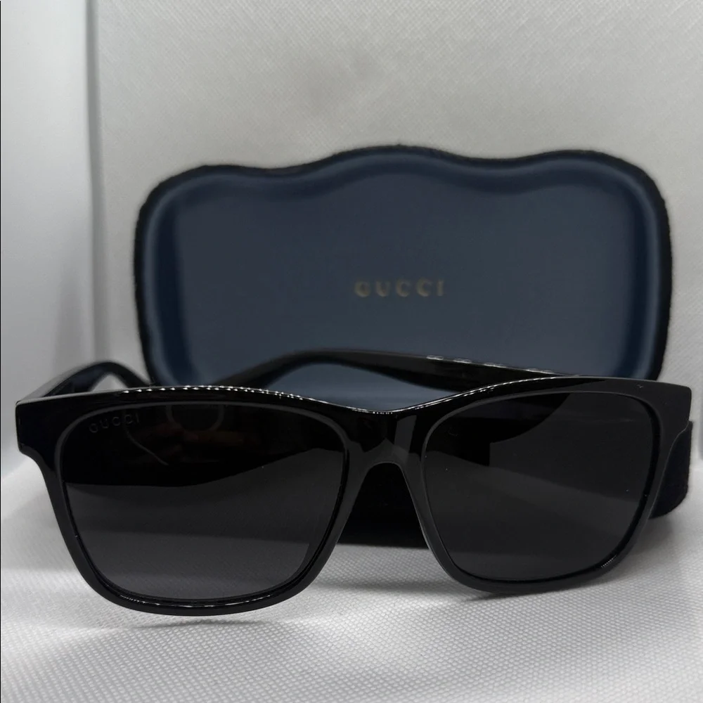 Gucci Men's Sleek Black Sunglasses unisex